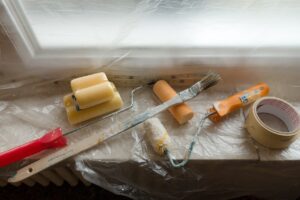 Jak nakładać tynk na sufit