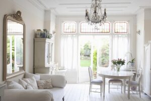 Jak stworzyć minimalistyczną sypialnię: 7 praktycznych wskazówek