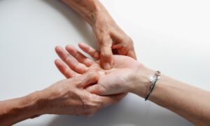 Na czym polega rehabilitacja mięśni i stawów: proces terapeutyczny, metody i kiedy ma zastosowanie
